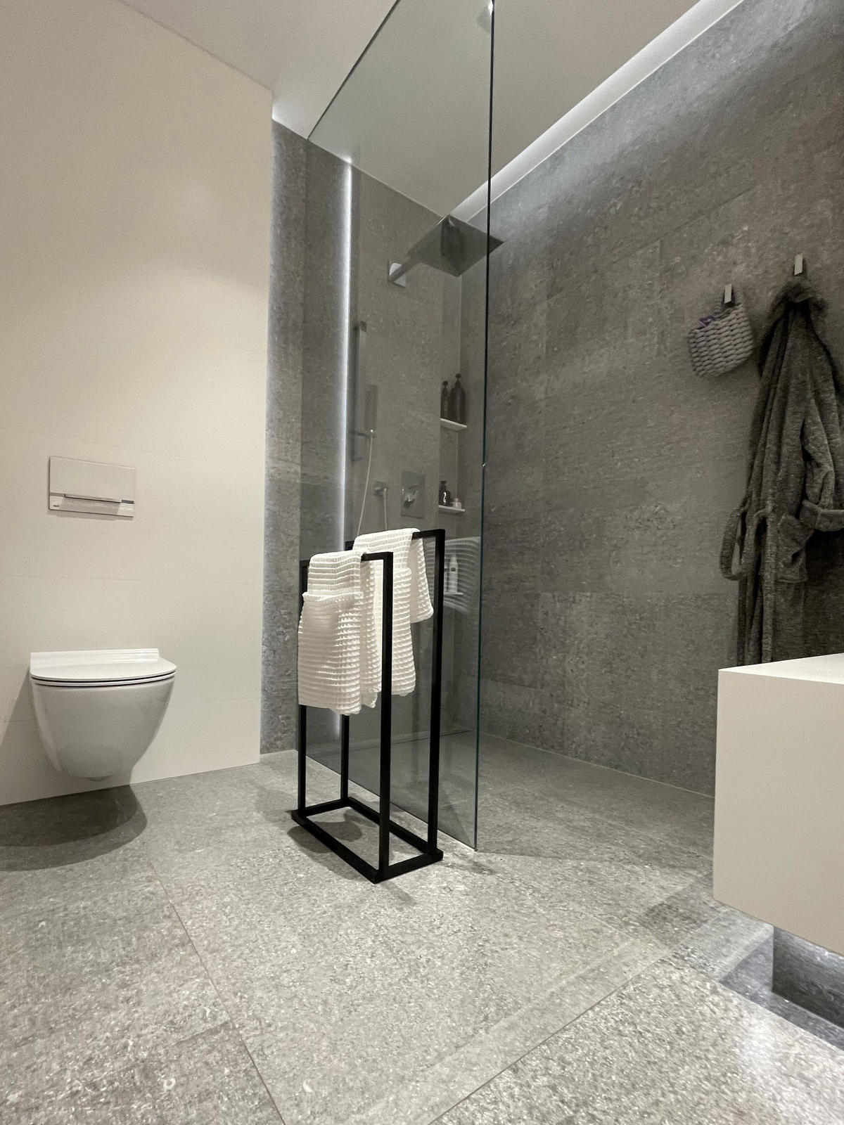 HANDTUCHSTÄNDER Stahl schwarz 45x85 cm Recreo - Schwarz, Metall (45/85/21cm) - Beliani