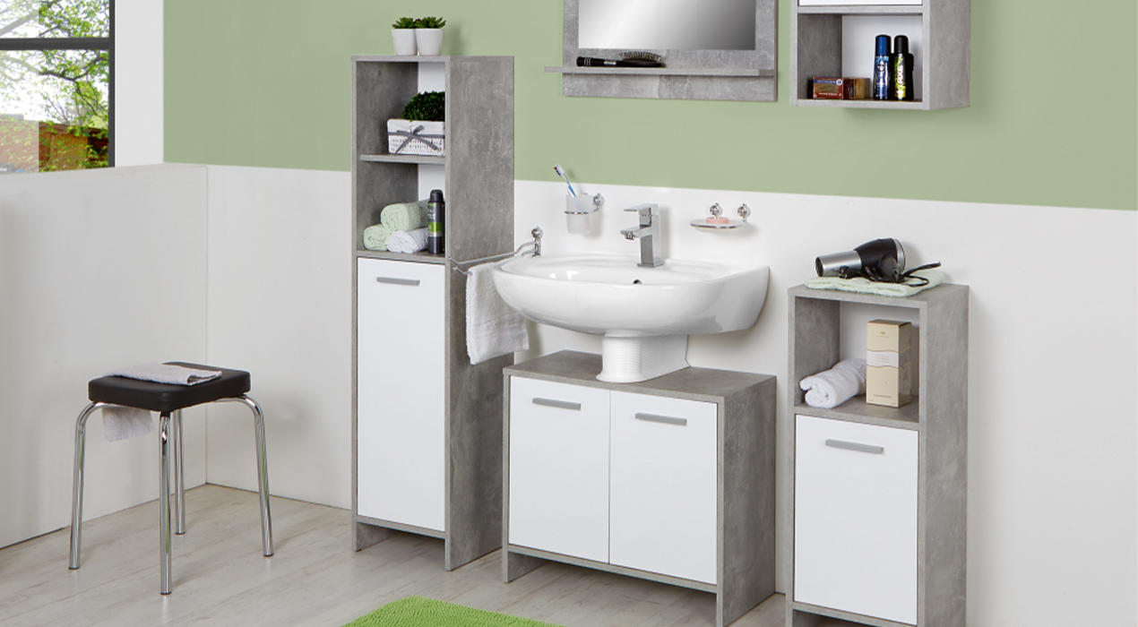 Modernes Badezimmer mit Spiegelschrank, weißen und offenen Regalen, Waschbecken und dekorativen Accessoires