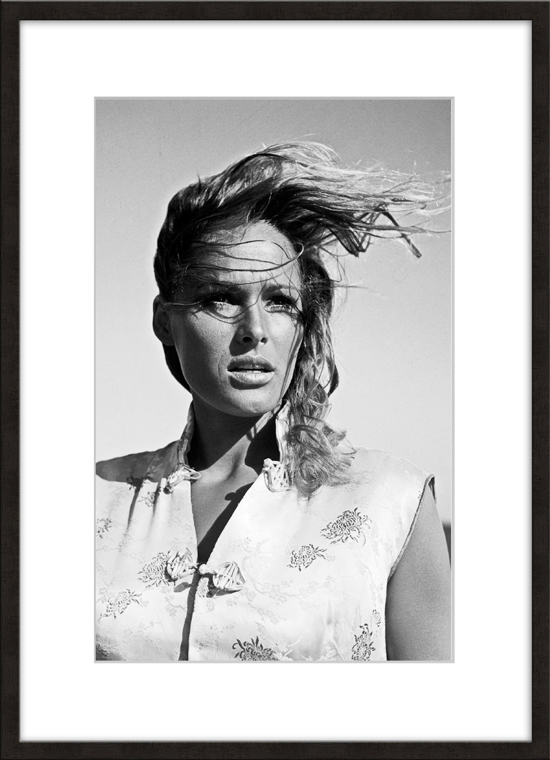BILD mit Rahmen 51x71 cm Ursula Andress Schwarz-Weiß - Weiß, Holz (51/71cm) - artissimo