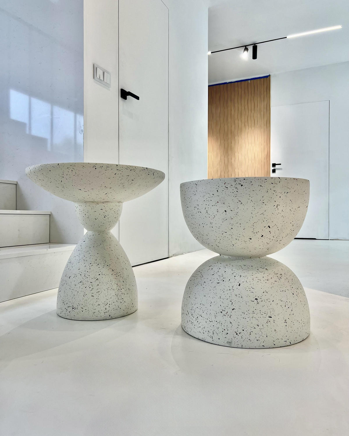 ZAHRADNÍ PŘÍSTAVNÝ STOLEK Beton krémově bílý Terrazzo Look kulatý 50 cm Caffi - bílá, kámen (50/50/52cm) - Beliani