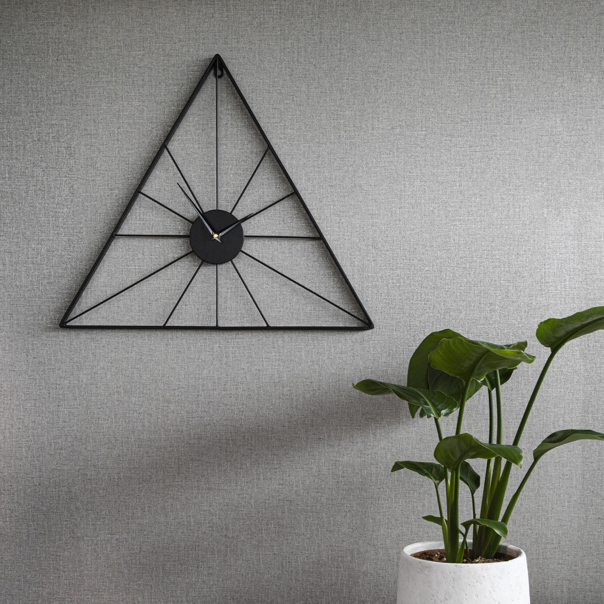 UHR - Luxuriöse schwarze Dreiecksuhr zum Aufhängen - Schwarz, Metall (58/50/5cm) - Art for the Home