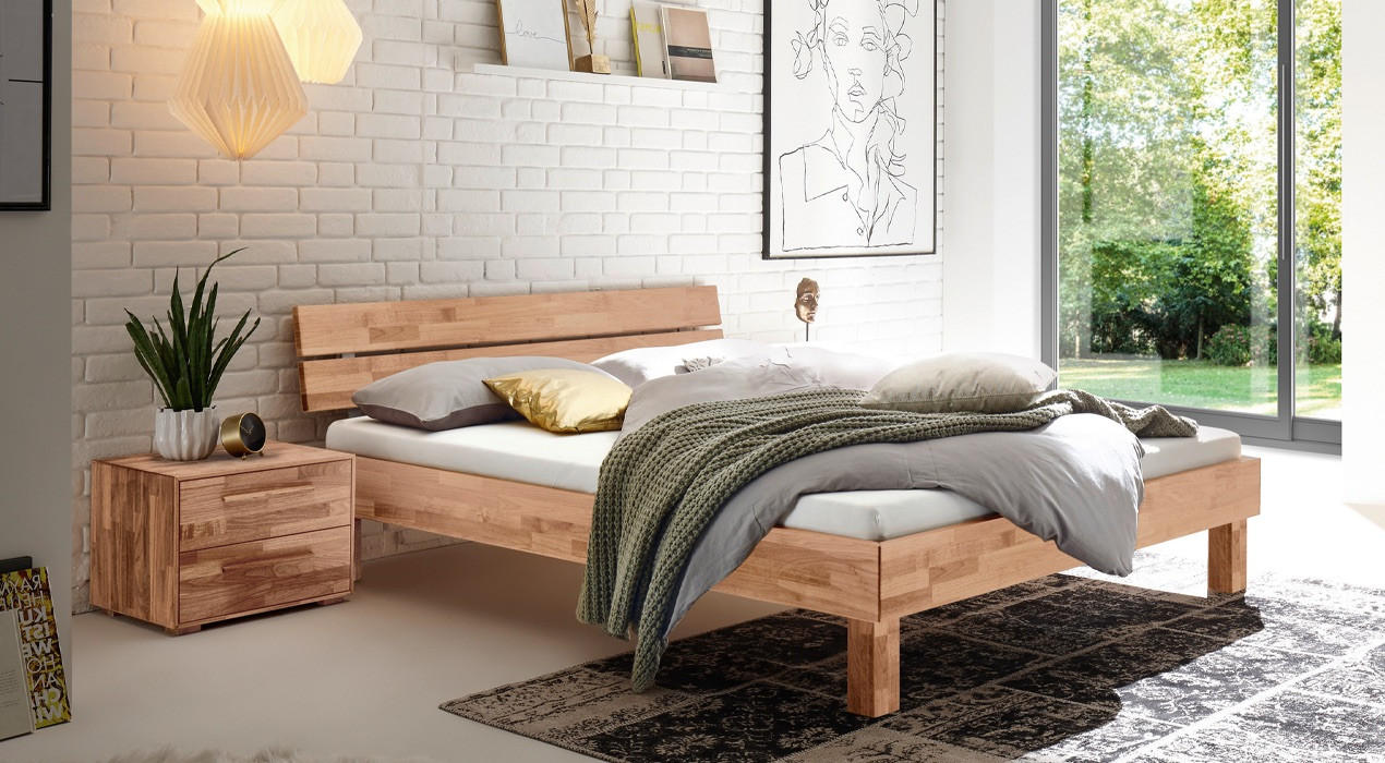 Doppelbett aus Massivholz mit Decke und Kissen
