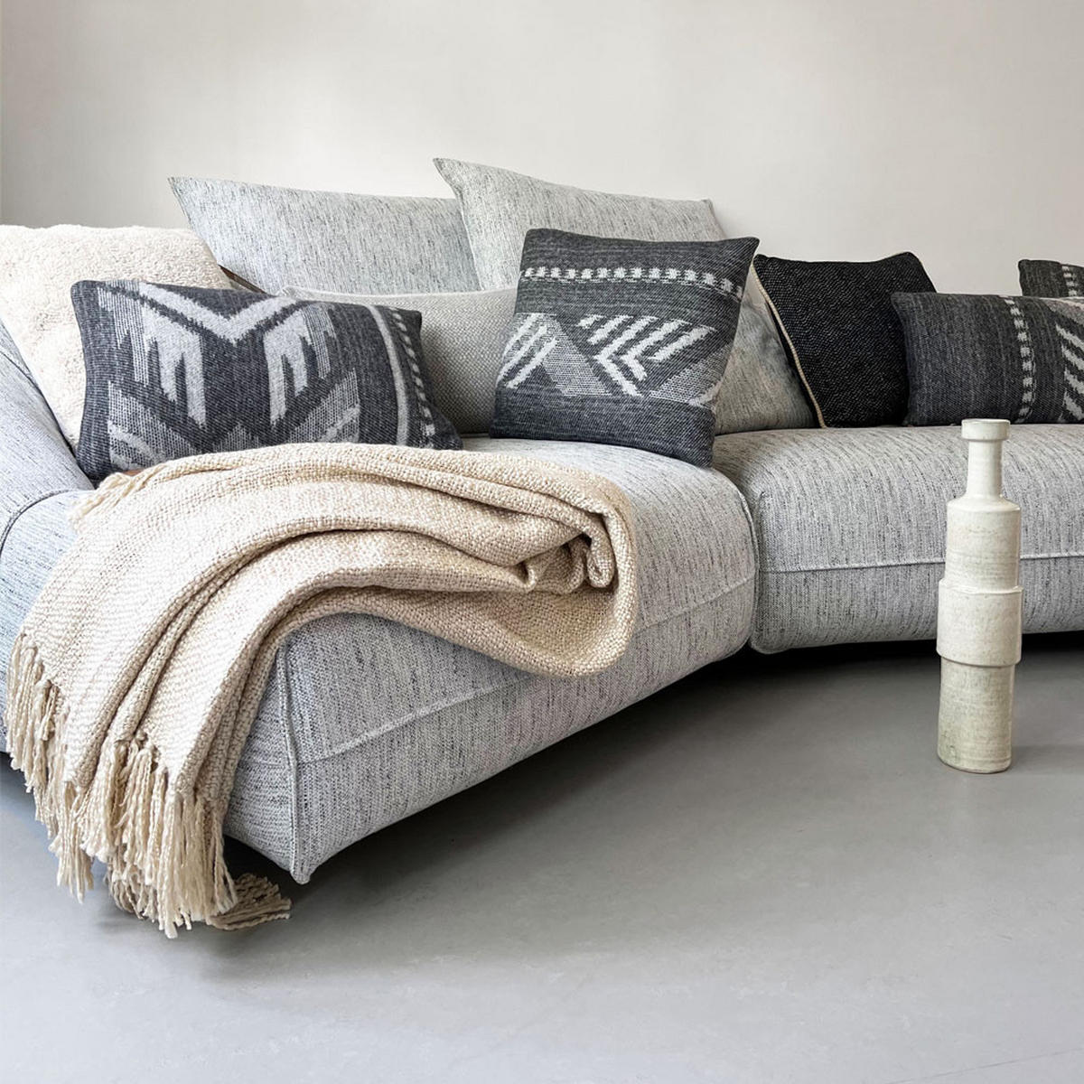 WOLLKISSEN Mochica schwarzes Ornament rechteckig 35x60 - Anthrazit/Hellgrau, Textil (60/35/12cm) - Malagoon