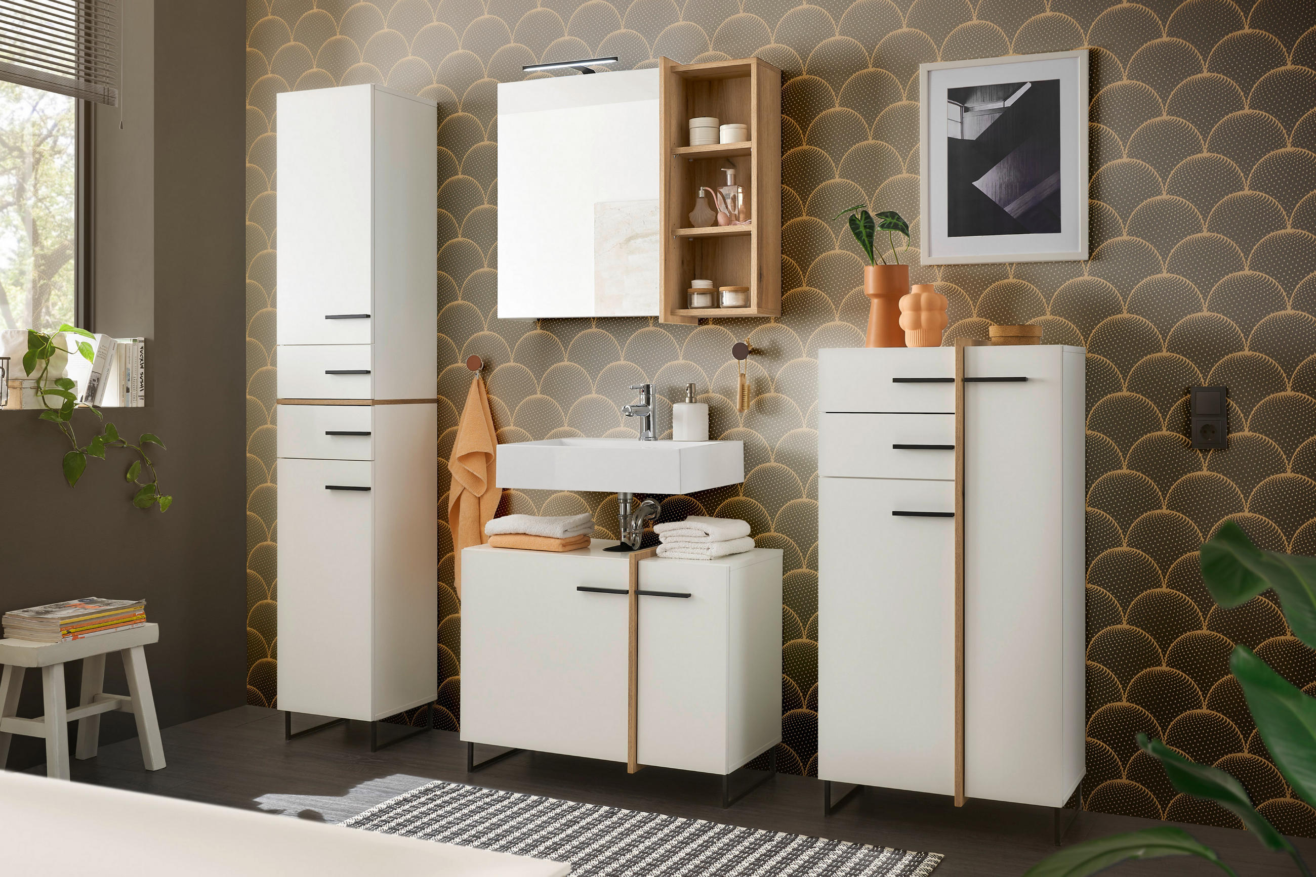 Modernes Badezimmer mit einem Waschbecken und praktischen Schränken für zusätzlichen Stauraum.