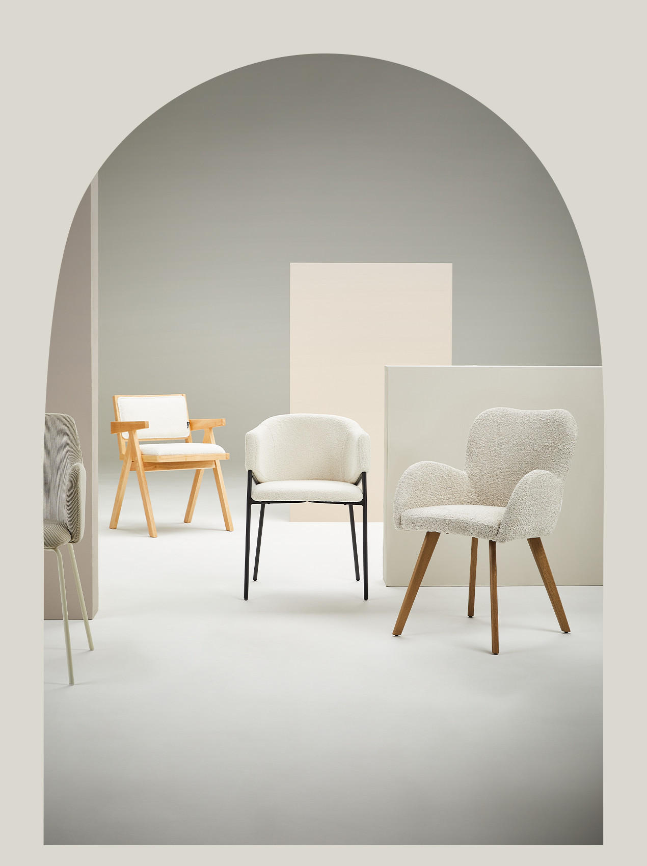 Stühle in Creme und grau