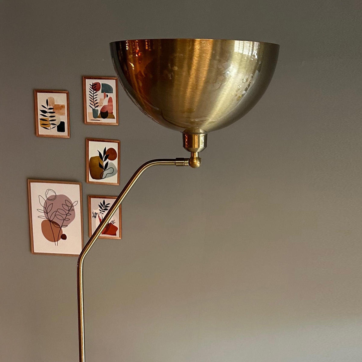 STEHLAMPE Helvik aus Metall mit E27, verstellbarer Lampenschirm - Messingfarben, Metall (37/37/170cm) - Bamyum