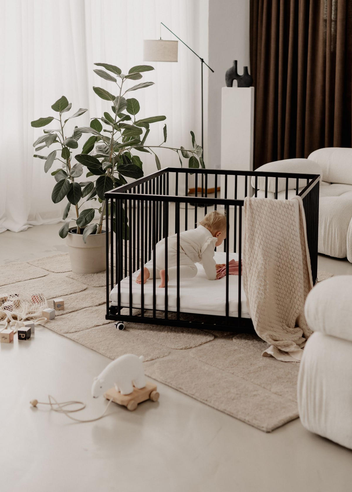 LAUFGITTER XXL 120x120 cm mit Matratze Cloud Air - Black Edition - Premium Kollektion - Schwarz, Holz (120/74/120cm) - Sämann – make a difference.