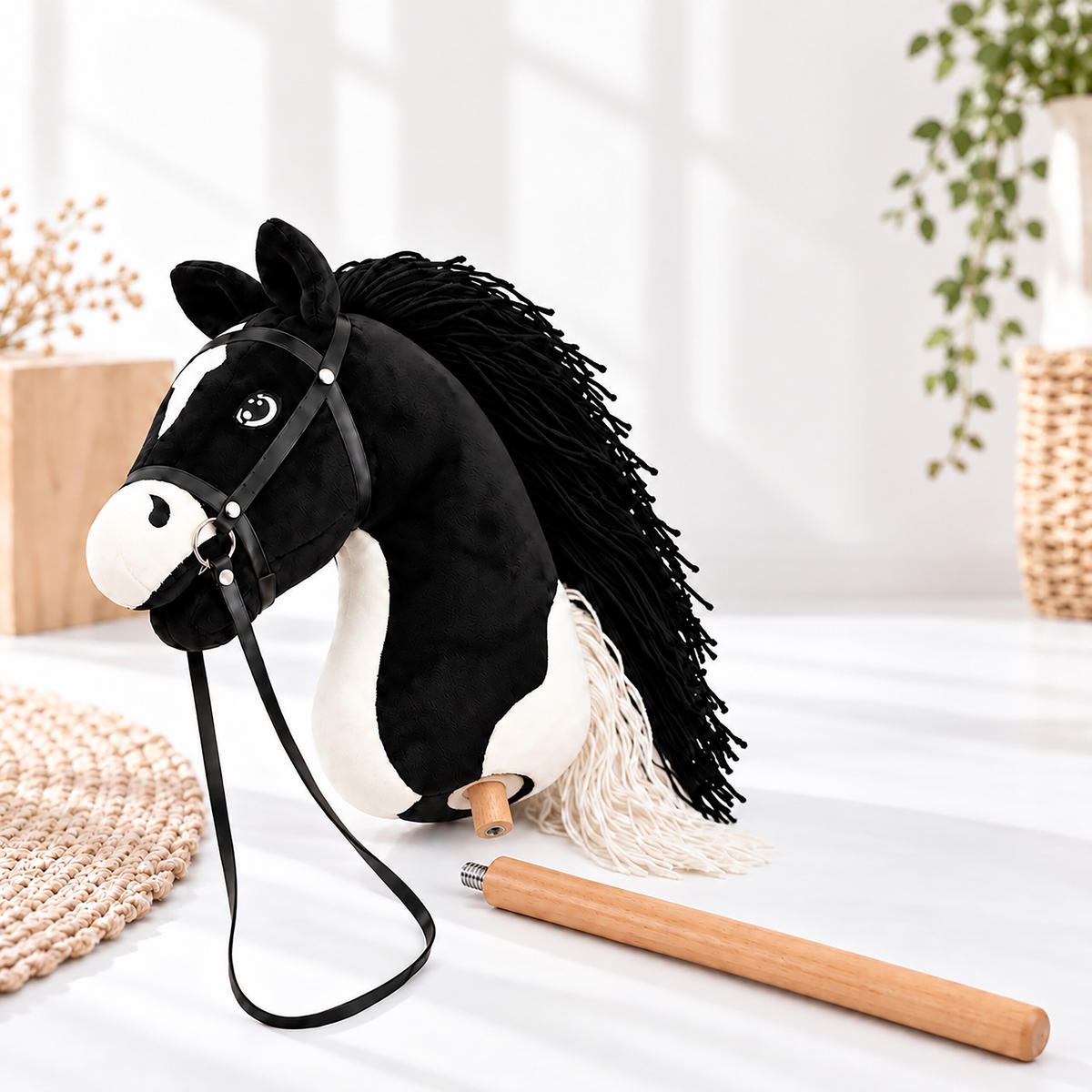 KONÍK Černý na tyči plyšový 71 cm s odnímatelnou bukovou tyčí - černá, dřevo/textil (12/71/29cm) - Relaxdays