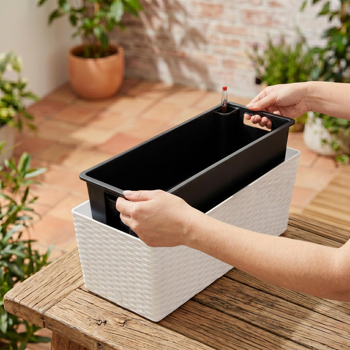 JARDINIERĂ Albă cu suport autoirigare - alb, material plastic/metal (50/19/19cm) - Relaxdays