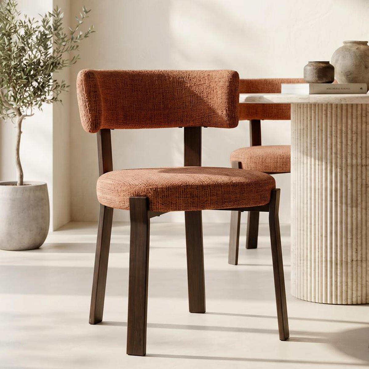STÜHLE 4er-Set gepolstert im japanischen Stil mit strukturiertem Chenille-Stoff Terrakotta und Beinen aus Metall in Walnussoptik – ZOE - Terracotta/Schwarz, Textil/Metall (52/77/43.5cm) - Sicaan