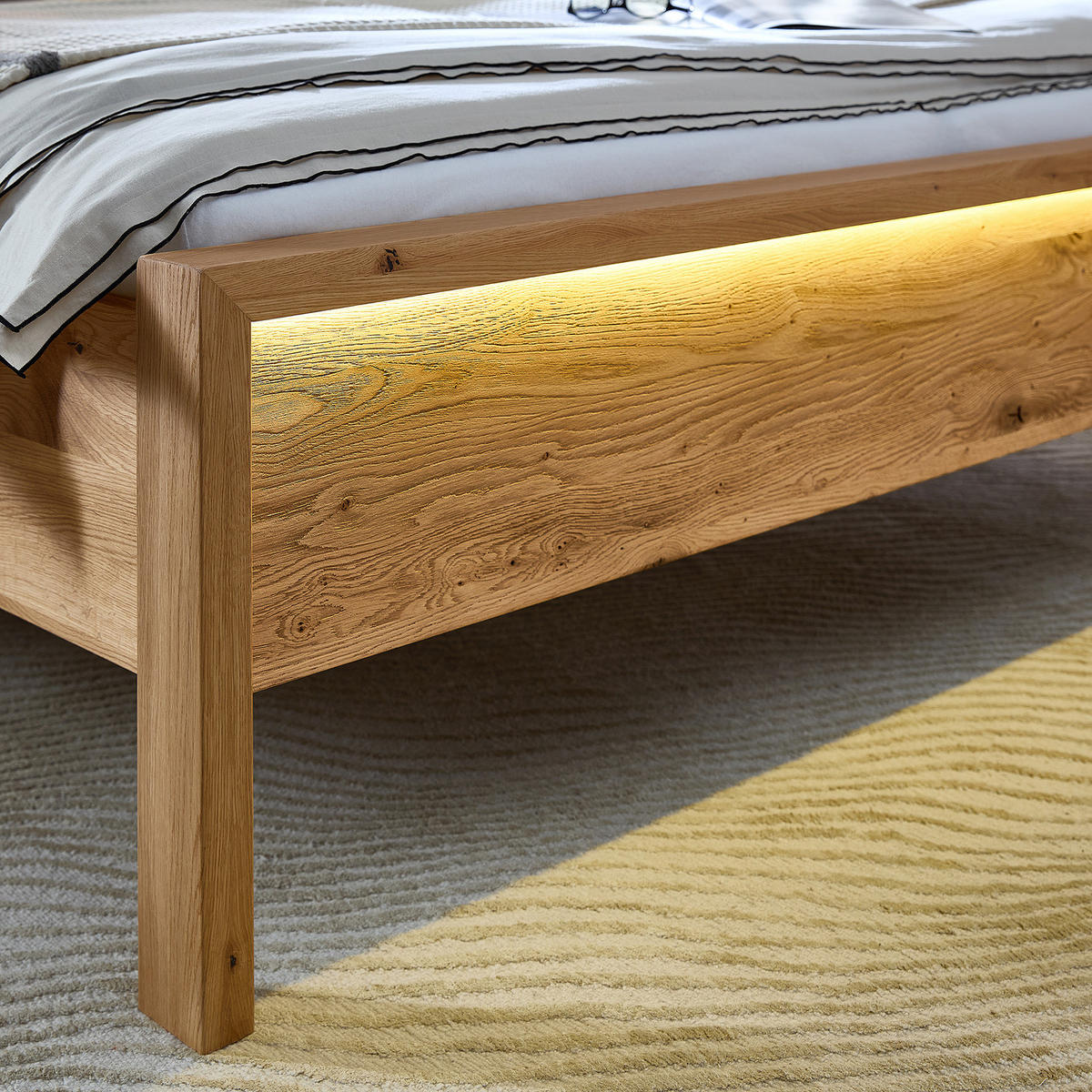 MASSIVHOLZBETT - inkl. Beleuchtung - Wildeiche massiv - Eichefarben, Holz (180/200cm) - home24