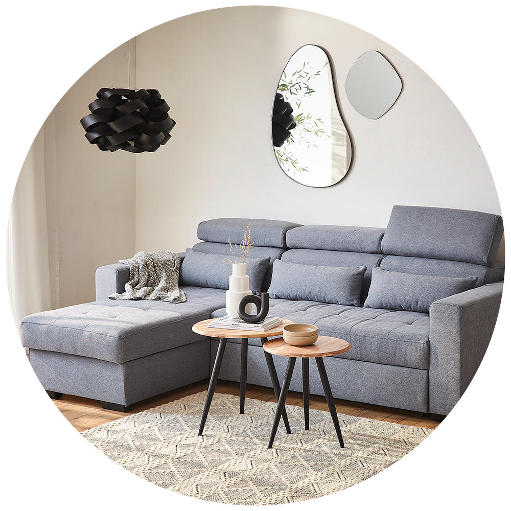 Speigel und Lampe and Wohnzimmerwand, graues Sofa