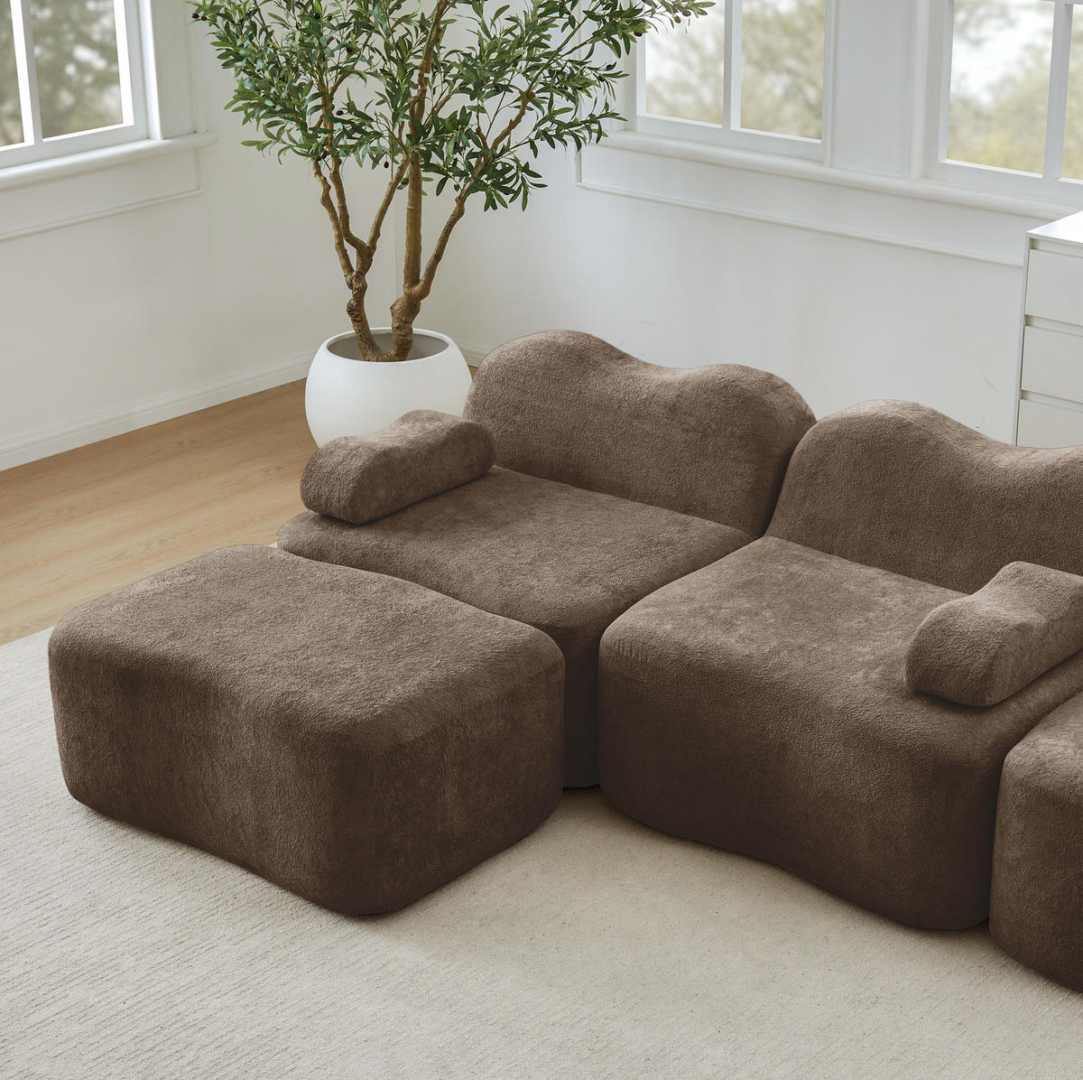 SOFA 384/98/70 cm in Braun aus Samt mit tiefer Sitzfläche - Braun, Textil (98/70/384cm) - Flora Grace
