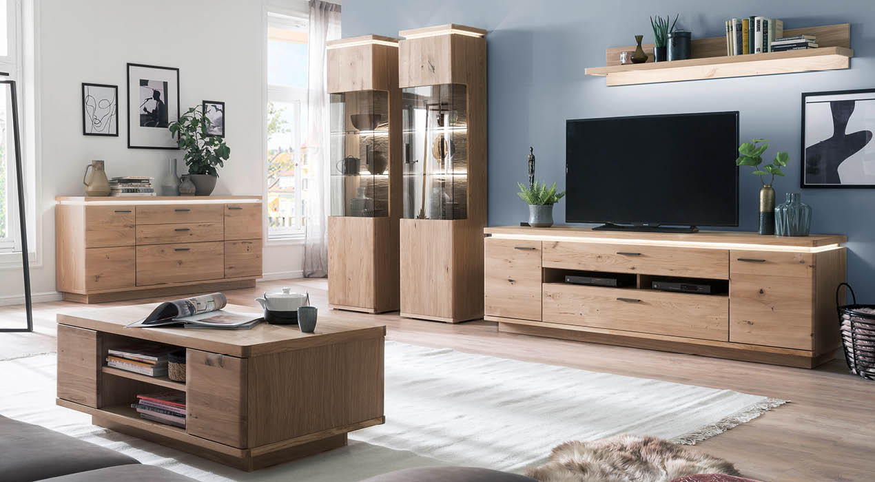 Ein Wohnzimmer mit einem Fernseher, einem Couchtisch und weiteren Möbeln, gemütlich und einladend eingerichtet.