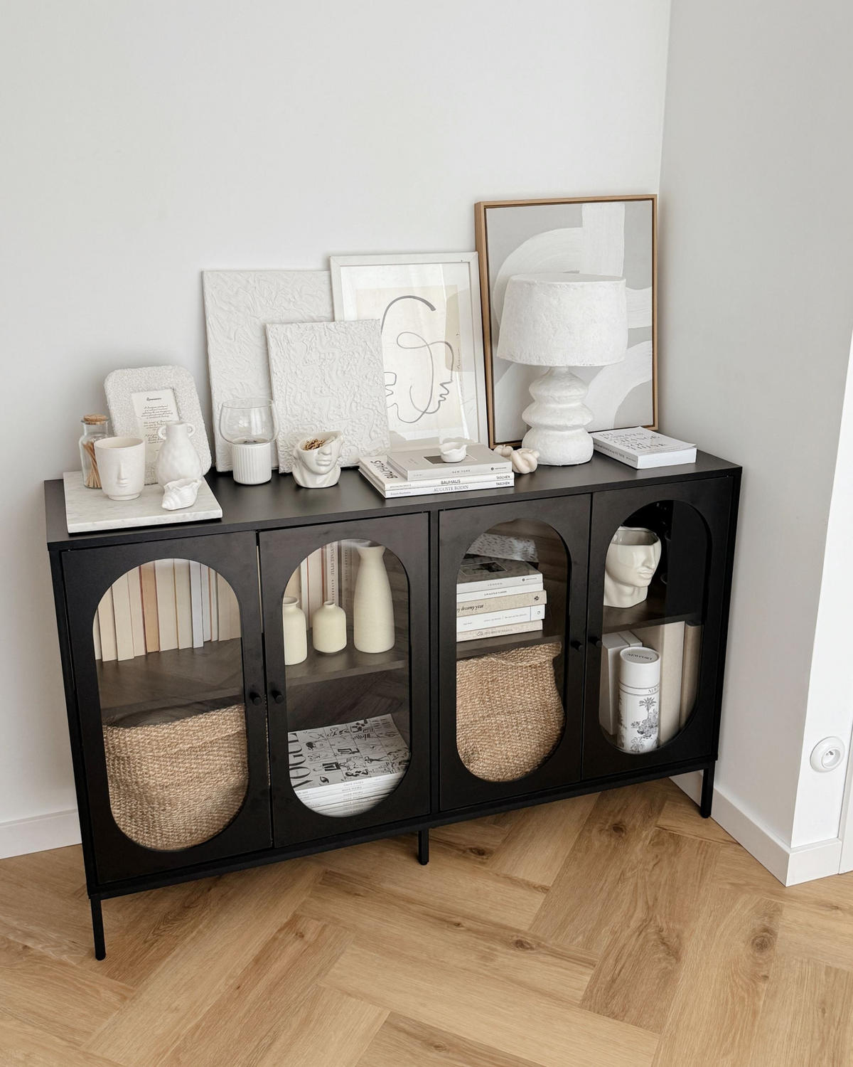 SIDEBOARD se skleněnými dveřmi 137 cm Černý Langford - černá, kompozitní dřevo (137/83/40cm) - Beliani