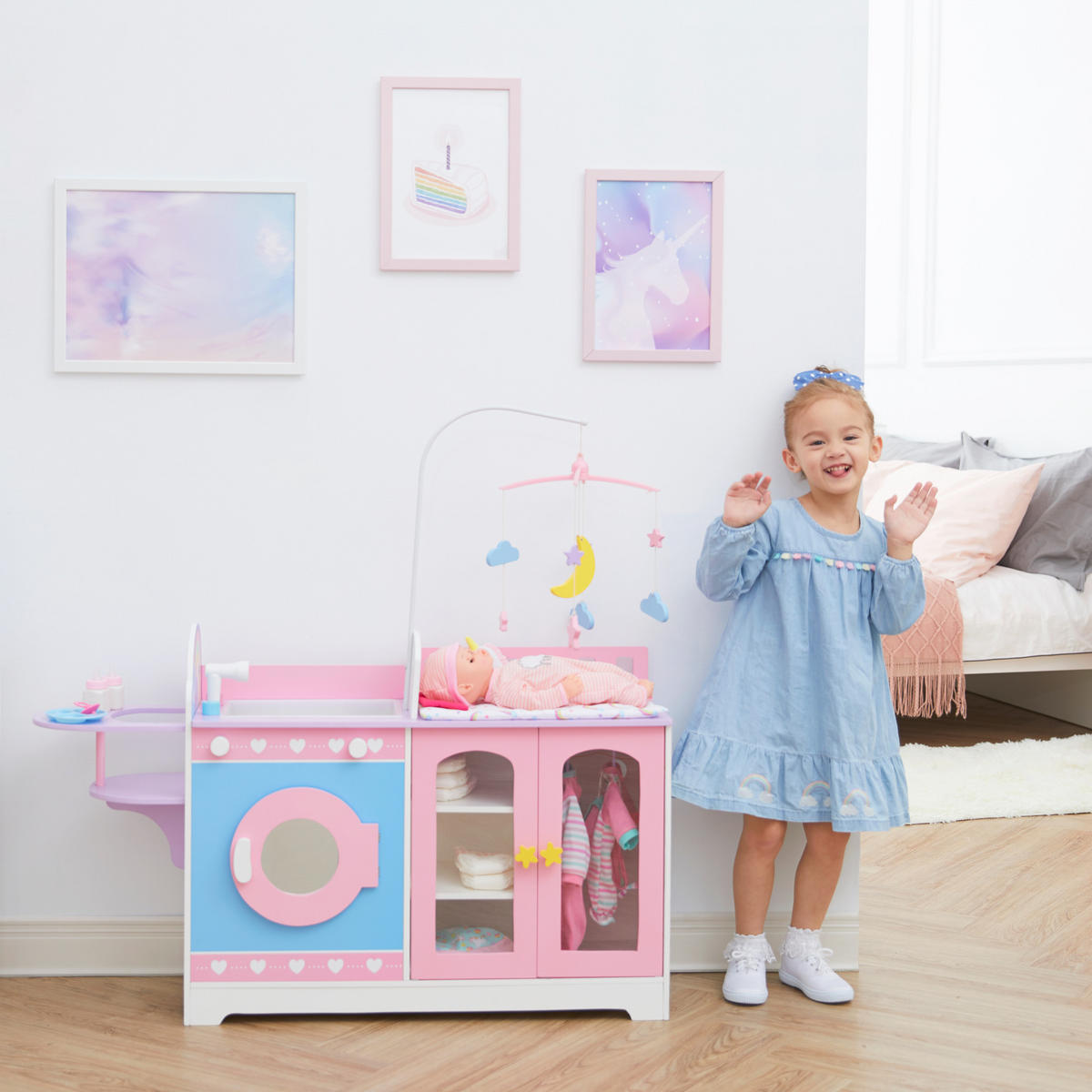 PUPPEN NURSERY 6 in 1 Holz Set mit Bett Mobile Spuele Hochstuhl, Rosa, 63cm - Pink, Holzwerkstoff (28/63/100cm) - Teamson Kids
