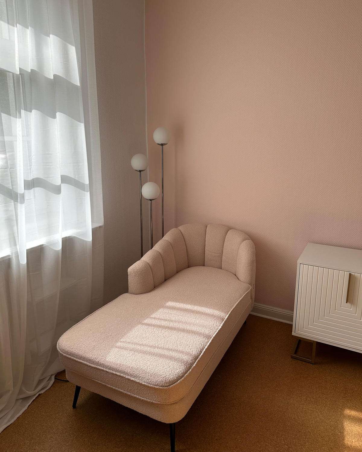 ČALOUNĚNÉ LEHÁTKO CHAISE LONGUE Bouclé světle béžové pravostranné Allier - černá/béžová, textil (150/75/76cm) - Beliani