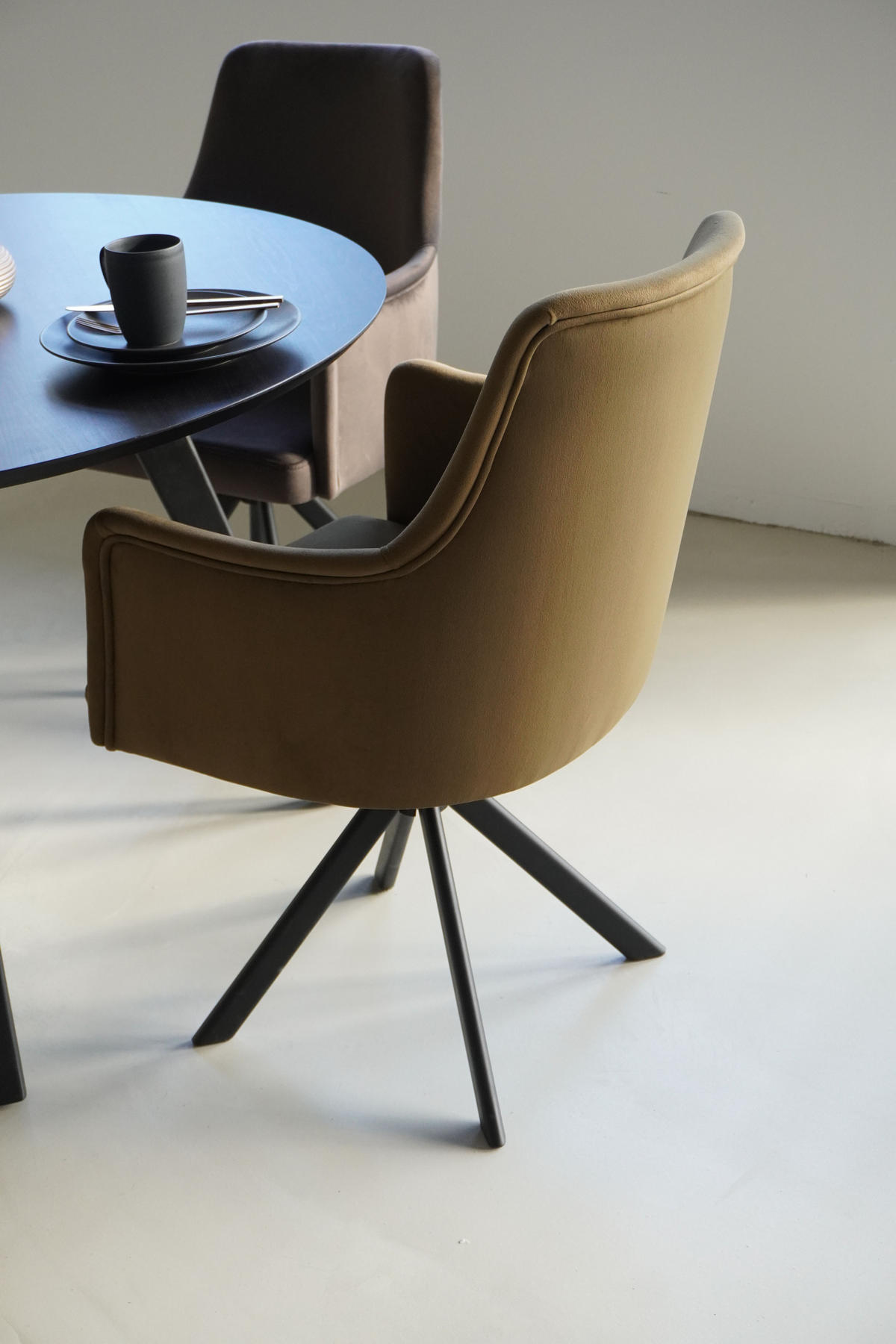 ARMLEHNENSTUHL Sello oliv mit S-Fuß drehbar - Schwarz/Olivgrün, Textil/Metall (55/90/58cm) - INKA furniture