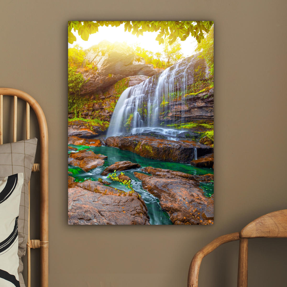 LEINWANDBILD Natur - Wasserfall - Pflanzen - Bäume - Sonne Wandbild Wohnzimmer 60x80 cm - Olivgrün, Textil (60/80cm) - MuchoWow