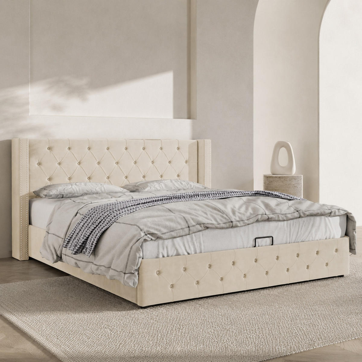 POLSTERBETT 140/200 mit hydraulischem Bettkasten, Chesterfield-Kopfteil und Nieten in Beige - Beige, Holzwerkstoff/Textil (140/200cm) - EVRYAE