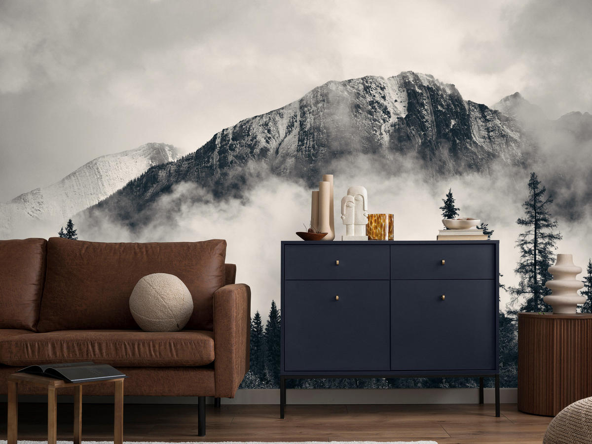 FOTOTAPETE für Wohnzimmer Nadelwald im Nebel im Hintergrund Berge 200x140 - Beige/Schwarz, Papier (200/140cm) - Muralo