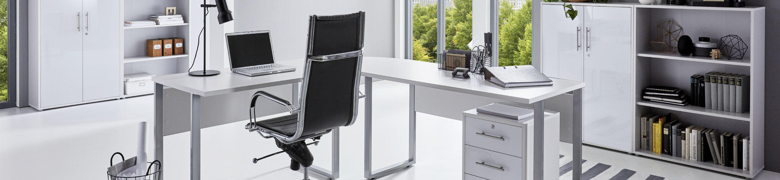 Modernes Büro mit Eckschreibtisch, Bürostuhl, Rollcontainer und Aktenschränken in Weiß Hochglanz vor großen Fenstern