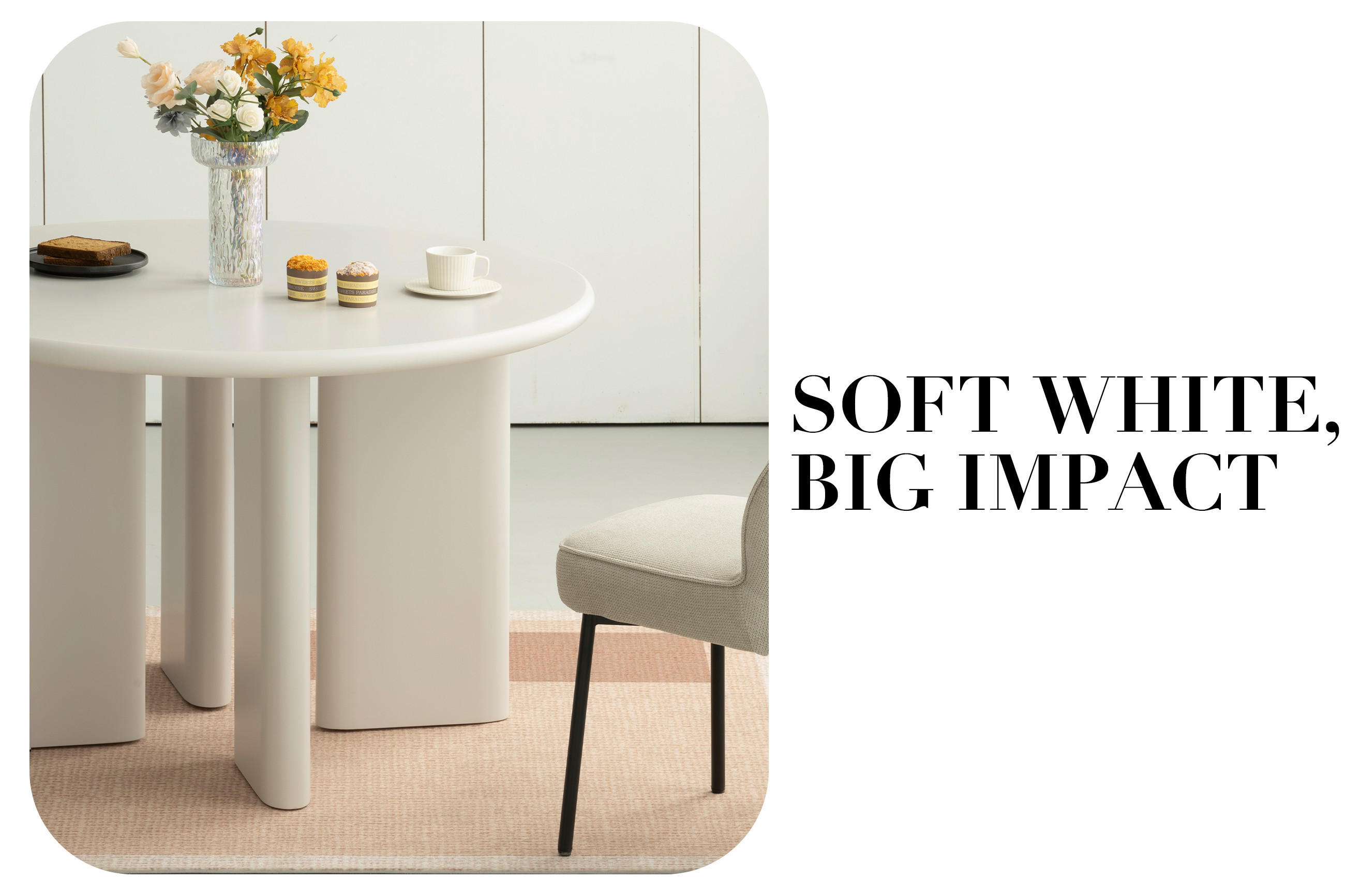 Biely okrúhly jedálenský stôl s vázou s kvetmi, tortou a šálkou kávy, doplnený jedálenskou stoličkou – Soft White, Big Impact