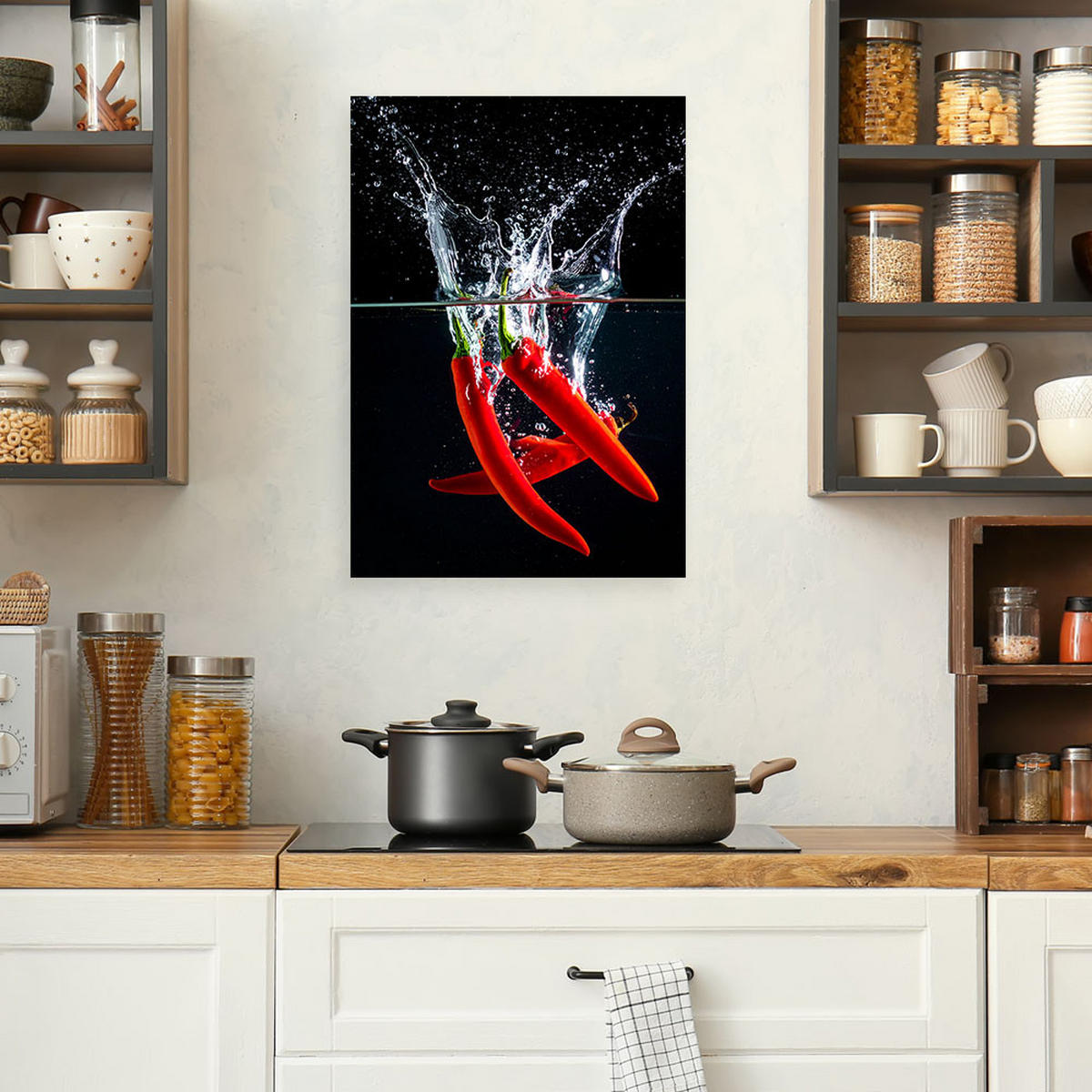 LEINWANDBILD, Rote Chilischoten fallen vor schwarzem Hintergrund ins Wasser. - Rot, Textil (40/60cm) - Feeby