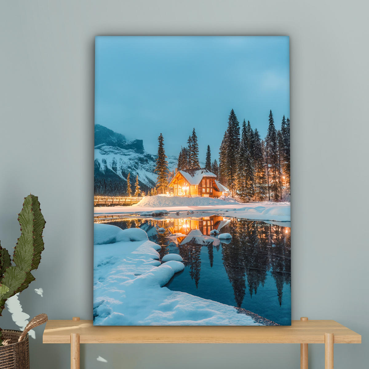 LEINWANDBILD Winterlandschaft - Natur - Haus - Berge - Schnee 60x90 cm - Hellblau, Textil (60/90cm) - MuchoWow