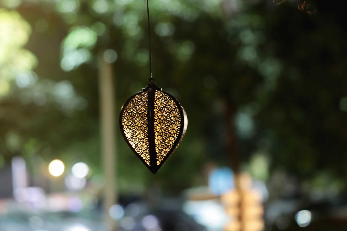 LED-SOLAR-HÄNGELEUCHTE - wetterfest mit Dämmerungssensor und Schattenspiel für Garten und Terrasse, Schwarz, 1er-Set - Schwarz, Metall (15.5/15.5/76cm) - Northpoint