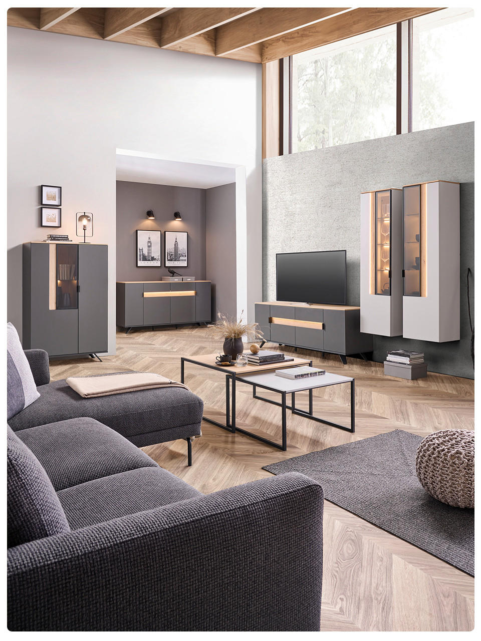 dunkelgraues Wohnzimmer mit heller Farbwand