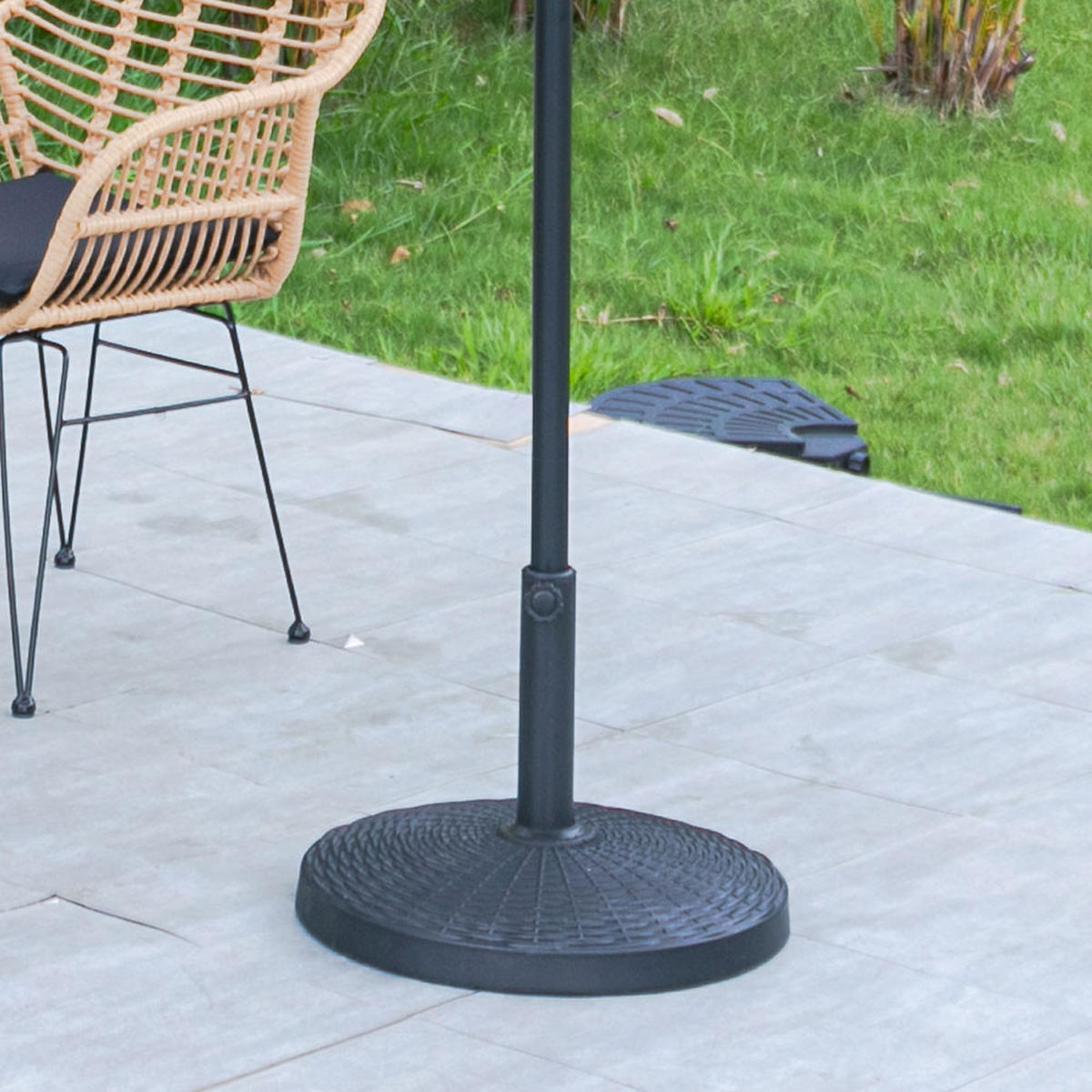 SONNENSCHIRMSTÄNDER Sonnenschirmfuß mit Rollen aus PE + Concrete in Rattanoptik Schwarz wetterfest und standfest ohne Befüllen Ø45 × 30 cm 25 kg - Schwarz, Metall (57/51cm) - Livingandhome