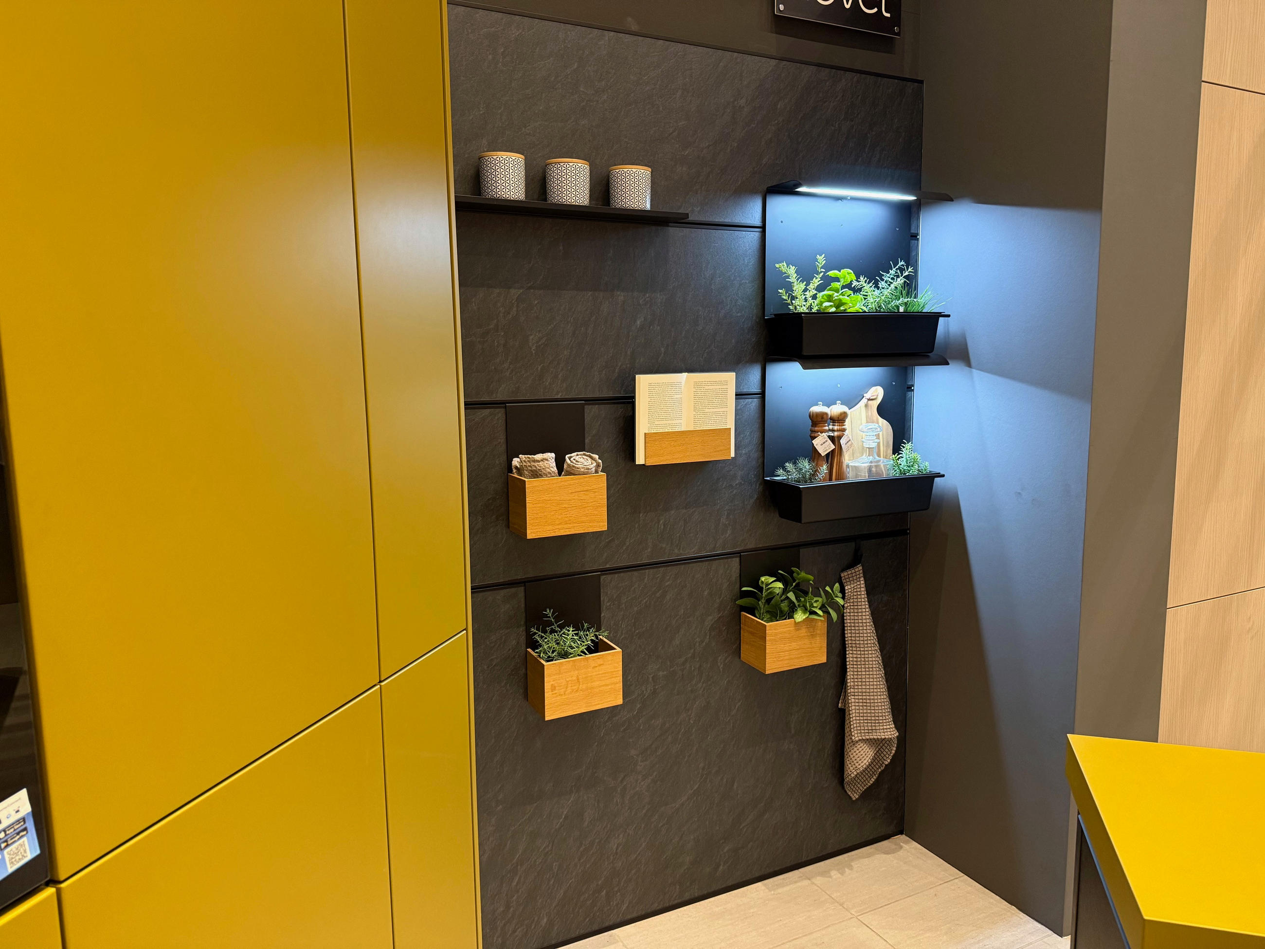 NOVEL Ausstellungsküche mit Garderobe & Insel – Abverkauf - Novel