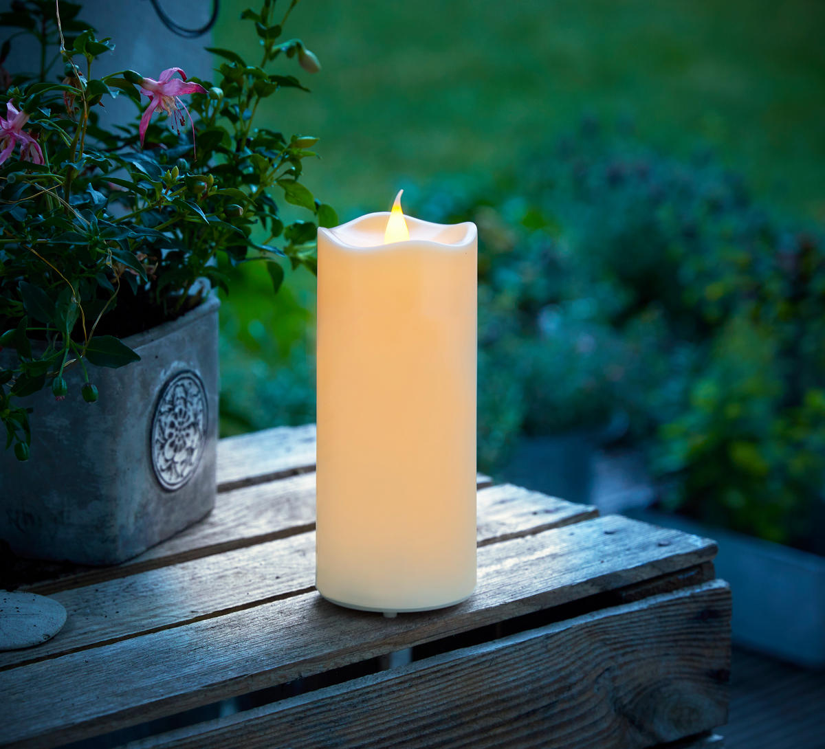 LED-KERZE - wasserfest mit Timer- und Flackerfunktion für Outdoor-Nutzung, Ø7cm x 15cm, 1 Stück - Weiß, Kunststoff (7/7/15cm) - Northpoint