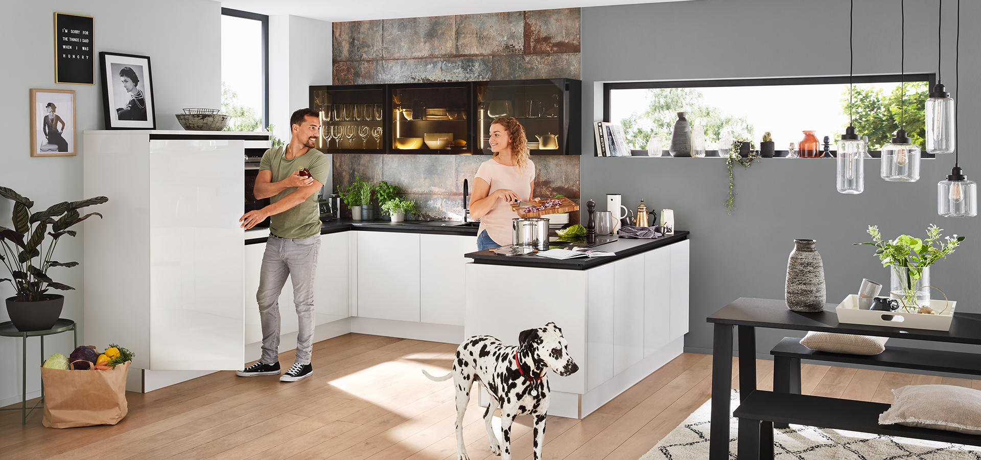 Küche weiß hochglanz Frau Mann und Hund
