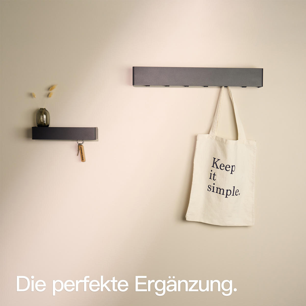 SCHLÜSSELBRETT MIT ABLAGE - Schwarz, Metall (28/5.5/7.5cm) - Designfabrik Hamburg
