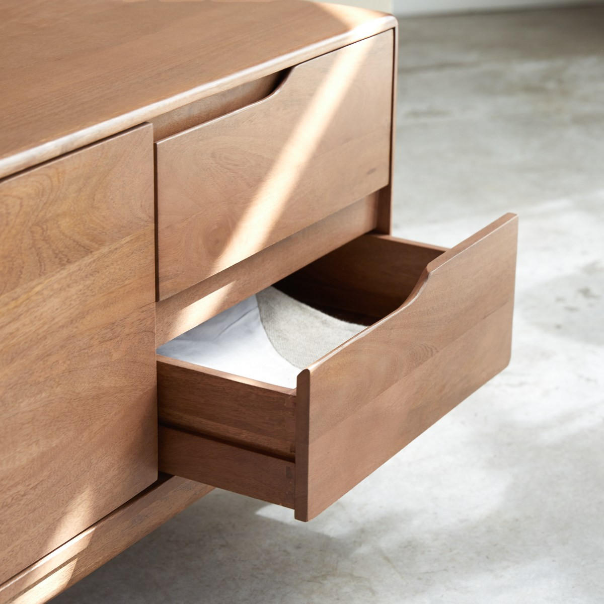 TV-SCHRANK Gabrielle Dunkelbraun aus Mango - Dunkelbraun, Holz (140/56/40cm) - Tikamoon