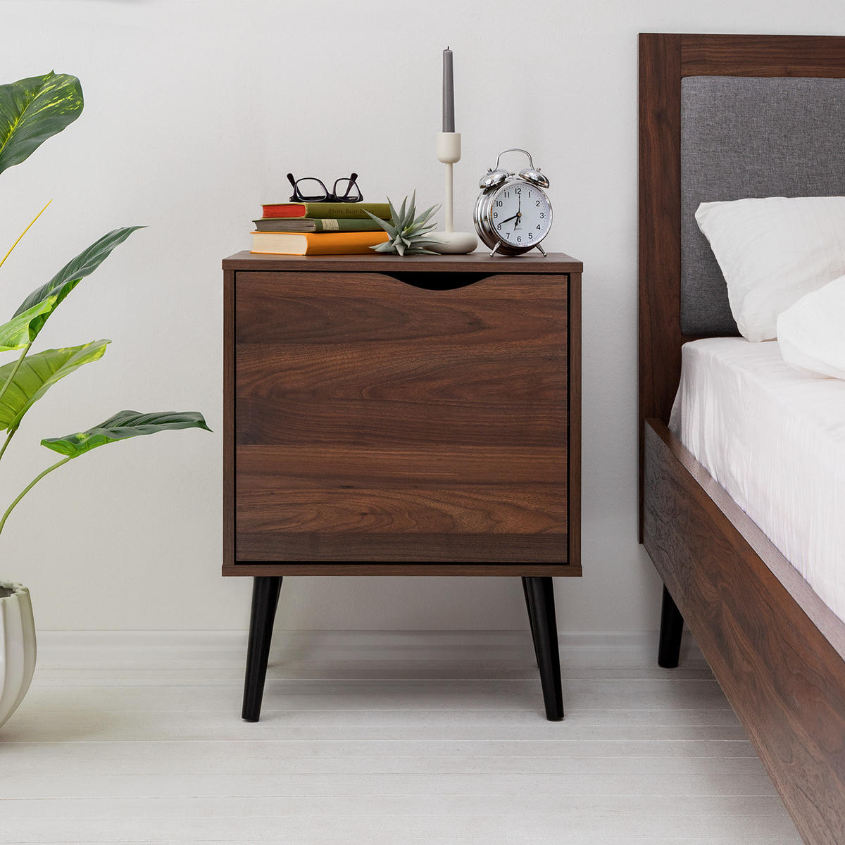 NACHTKOMMODE mit 1 Tür - Walnuss Dekor - Walnussfarben/Schwarz, Holzwerkstoff (50/65/39cm) - home24