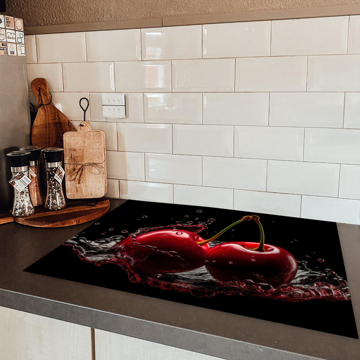 HERDABDECKPLATTE Kirsche - Rot - Frucht - Wasser - Schwarz Herdabdeckung Induktionsfeld 75x52 cm - Kirschrot, Kunststoff (75/52/0.2cm) - MuchoWow