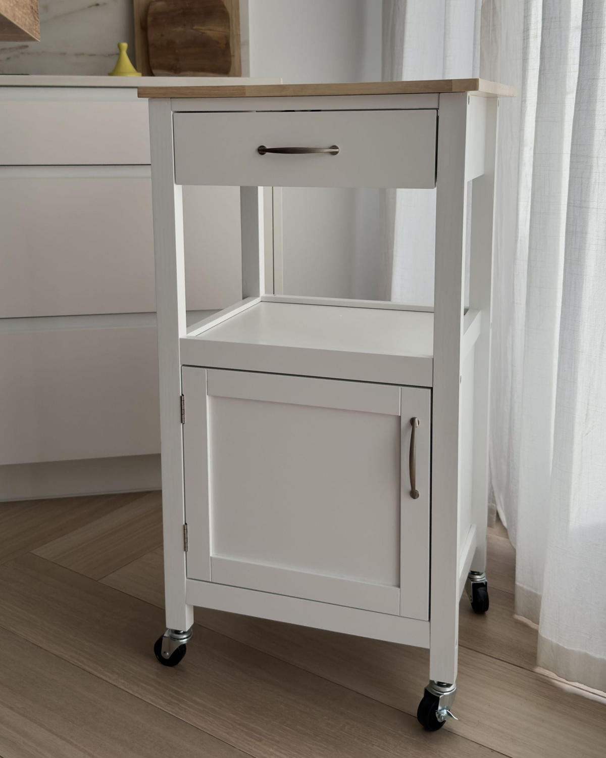 CĂRUCIOR DE SERVIT alb/deschisă nuanță de lemn cu sertar Siena - alb/maro deschis, compozit lemnos (48/89/39cm) - Beliani