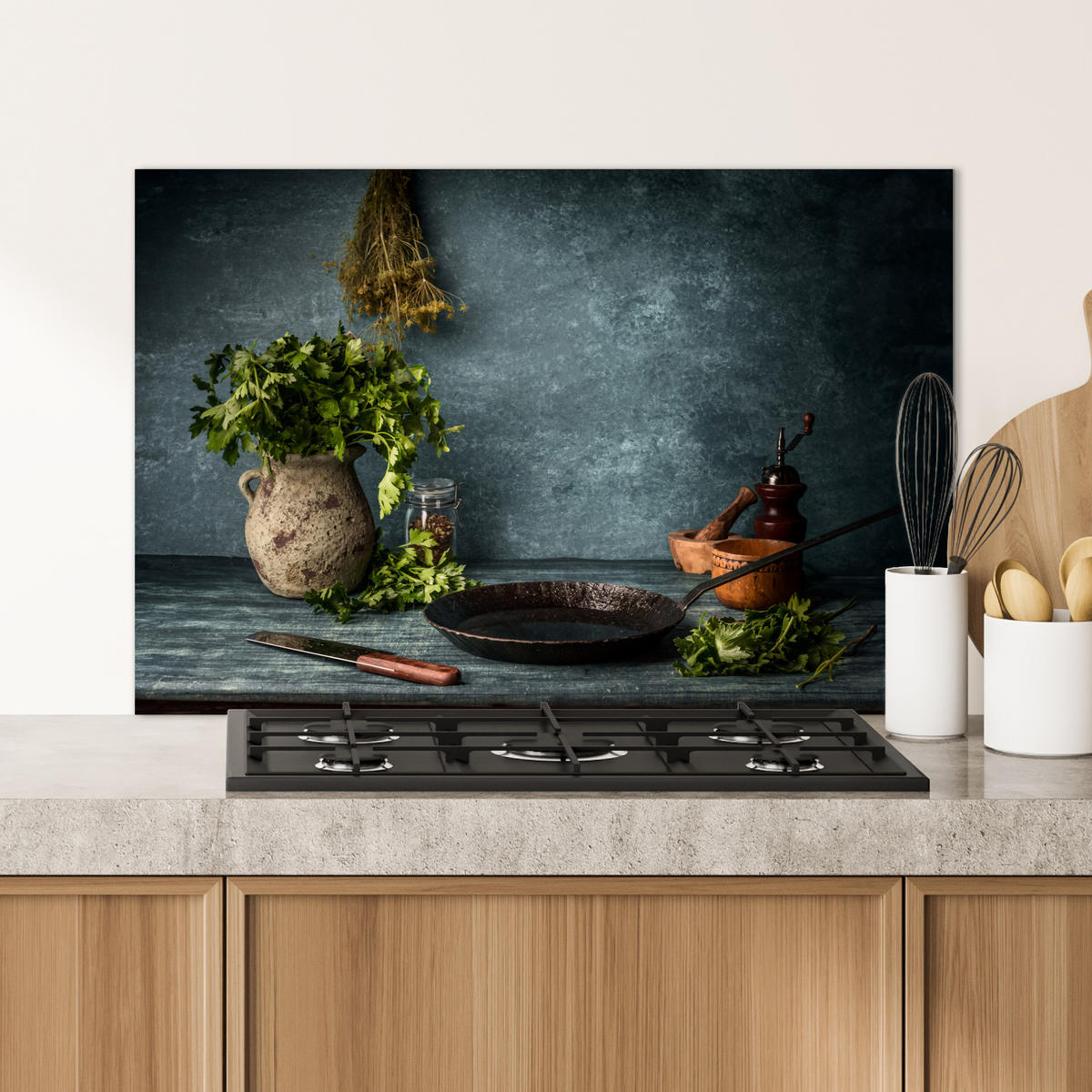 SPRITZSCHUTZ KÜCHE Kräuter - Gewürze - Pfanne - Messer - Grau - Rustikal 80x55 cm - Petrol, Metall (80/0.3/55cm) - MuchoWow