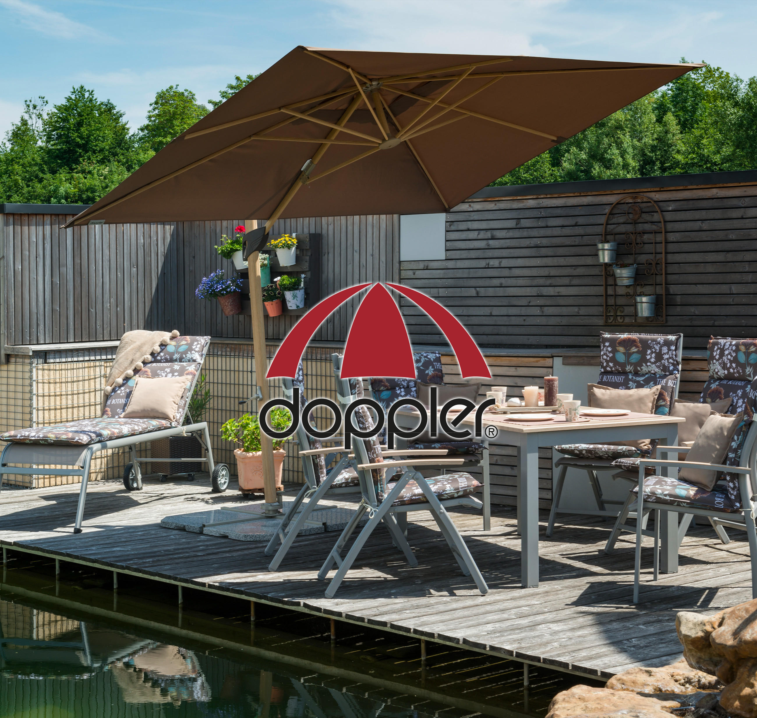 Eine Terrasse mit Stühlen und Sonnenschirmen der Marke Doppler, ideal für entspannte Stunden im Freien