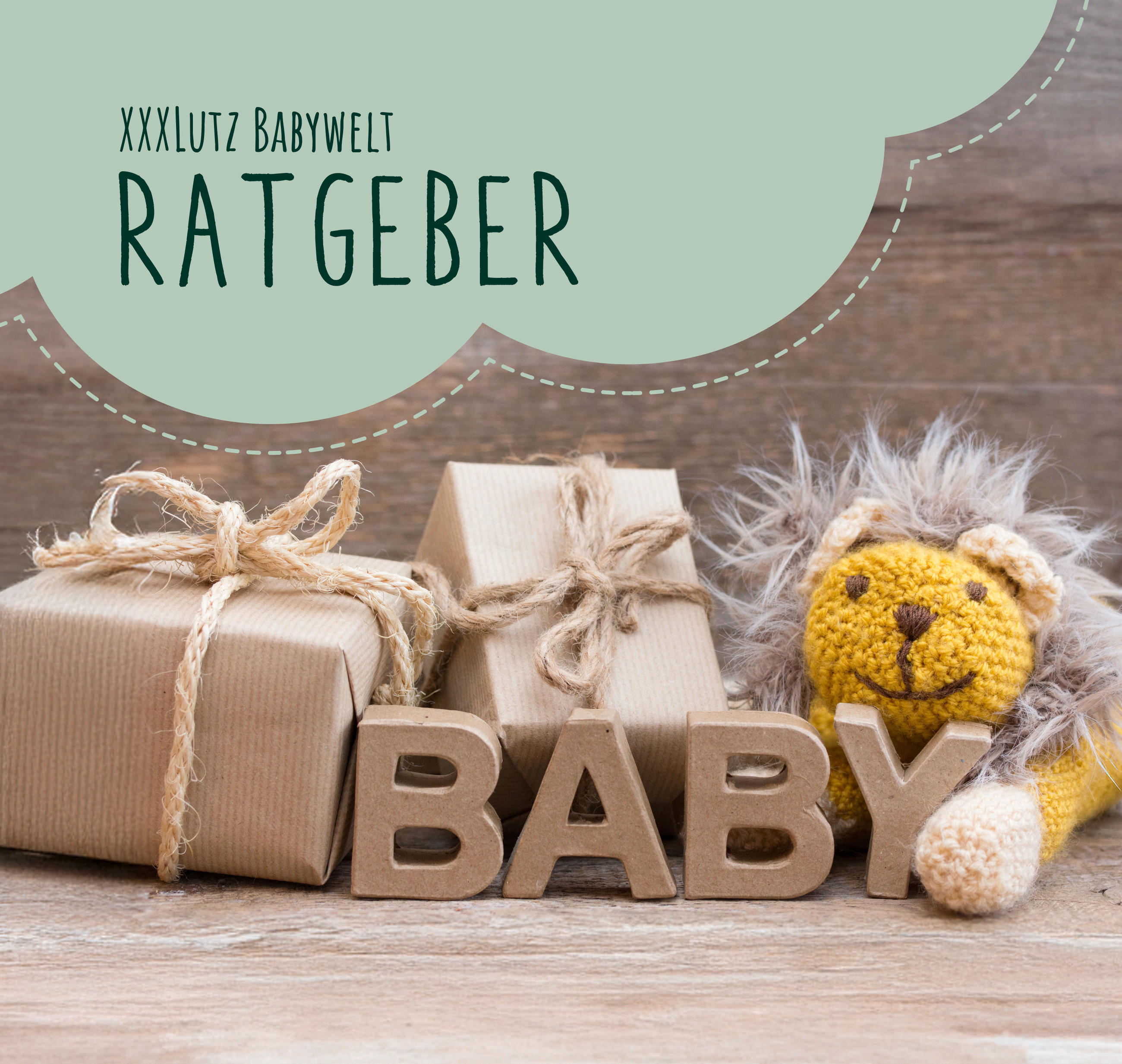 Auf einem Holzboden stehen die Holzbuchstaben ‚BABY‘ vor zwei kleinen, in Packpapier eingewickelten Geschenken mit Kordel. Daneben liegt ein gehäkeltes Kuscheltier; links im Bild steht in einer grünen Sprechblasen-Grafik ‚XXXLutz Babywelt Ratgeber‘.