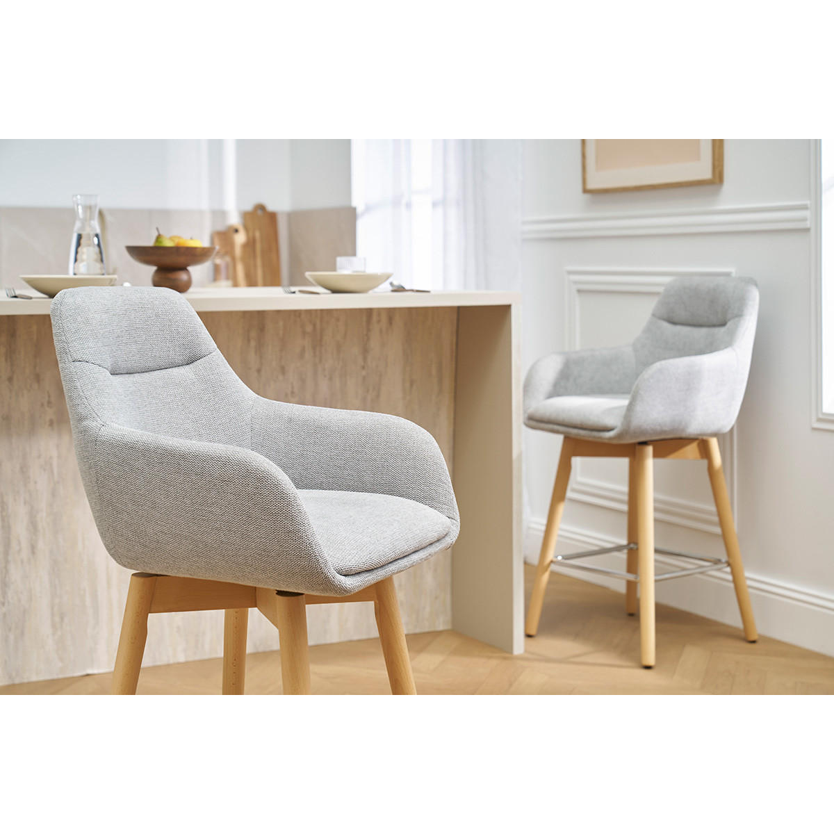 SKANDINAVISCHE Barhocker mit 360° drehbarem Sitz in hellgrauem Samt-Effekt Stoff und hellem Holz H65 cm (2er-Set) ALESS - Grau, Textil (54/94/53cm) - Miliboo