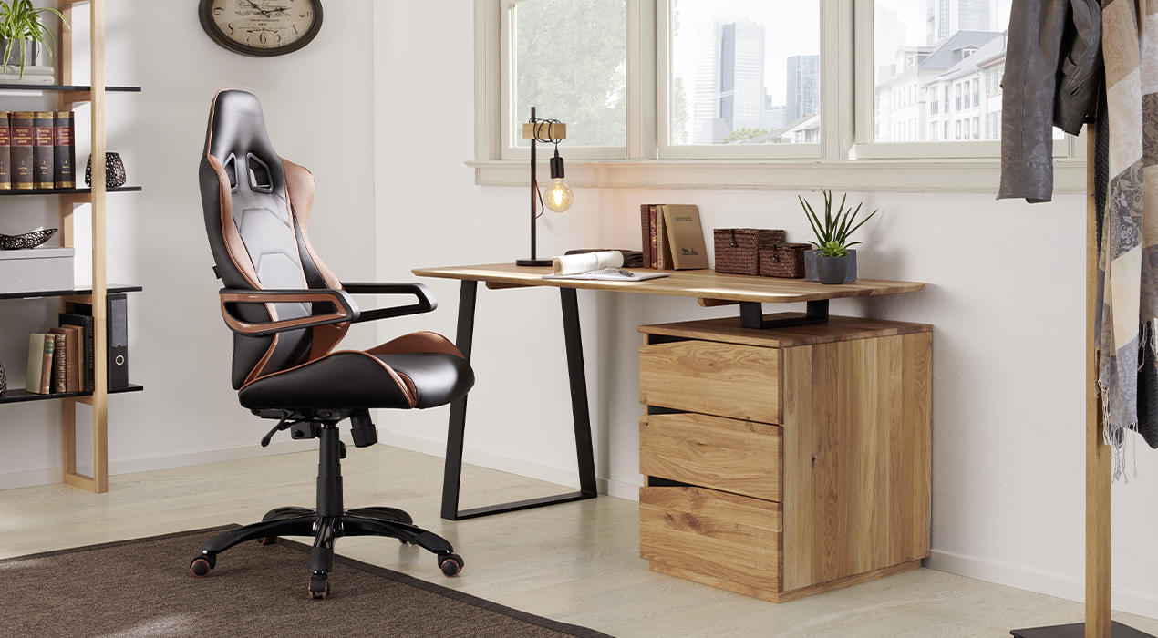 Gamingstuhl aus Leder in schwarz und braun an hölzernem Schreibtisch