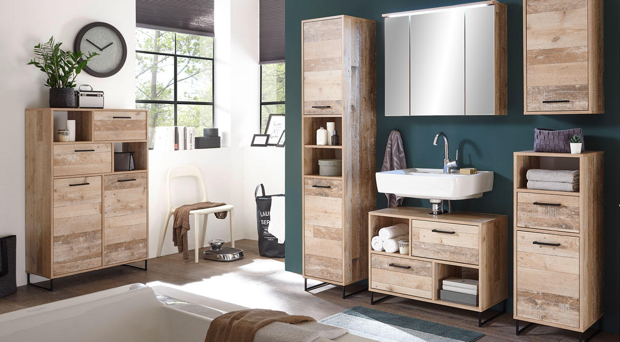 Modernes Badezimmer mit Holzschränken, Spiegel, Waschbecken und dekorativen Elementen bei Tageslicht