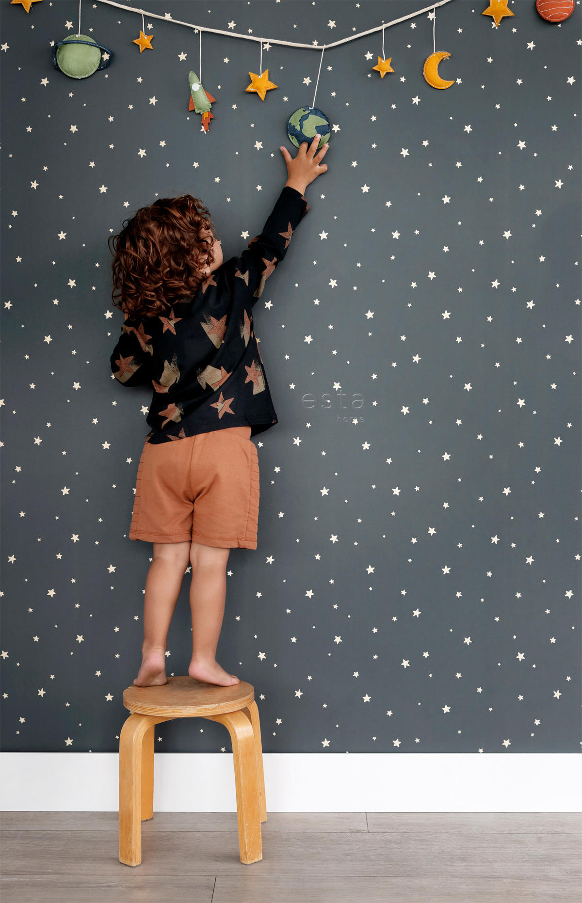 GLOW-IN-THE-DARK Tapete fluoreszierenden Sterne 53 cm x 10.05 m - Blau, Papier (53/0.1cm) - ESTAhome
