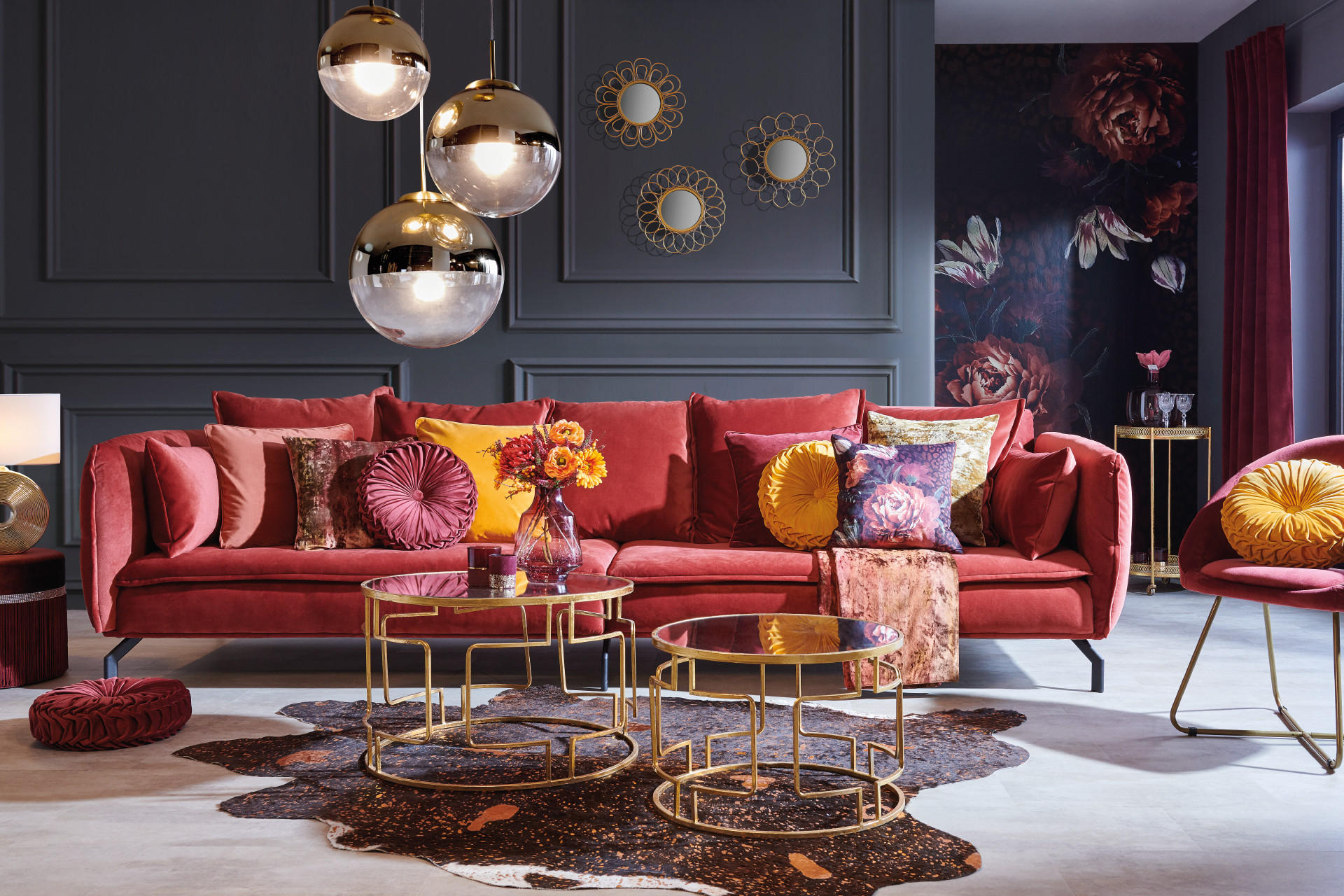 zinnoberrote Samtsofa mit opulenter Wohnzimmerdeko
