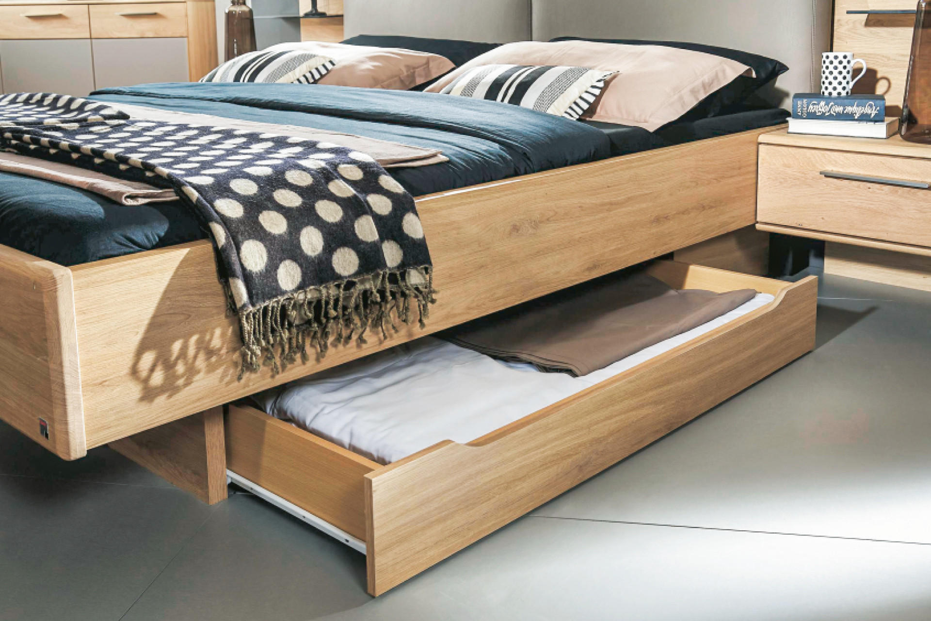 Bett mit Schublade aus Holz