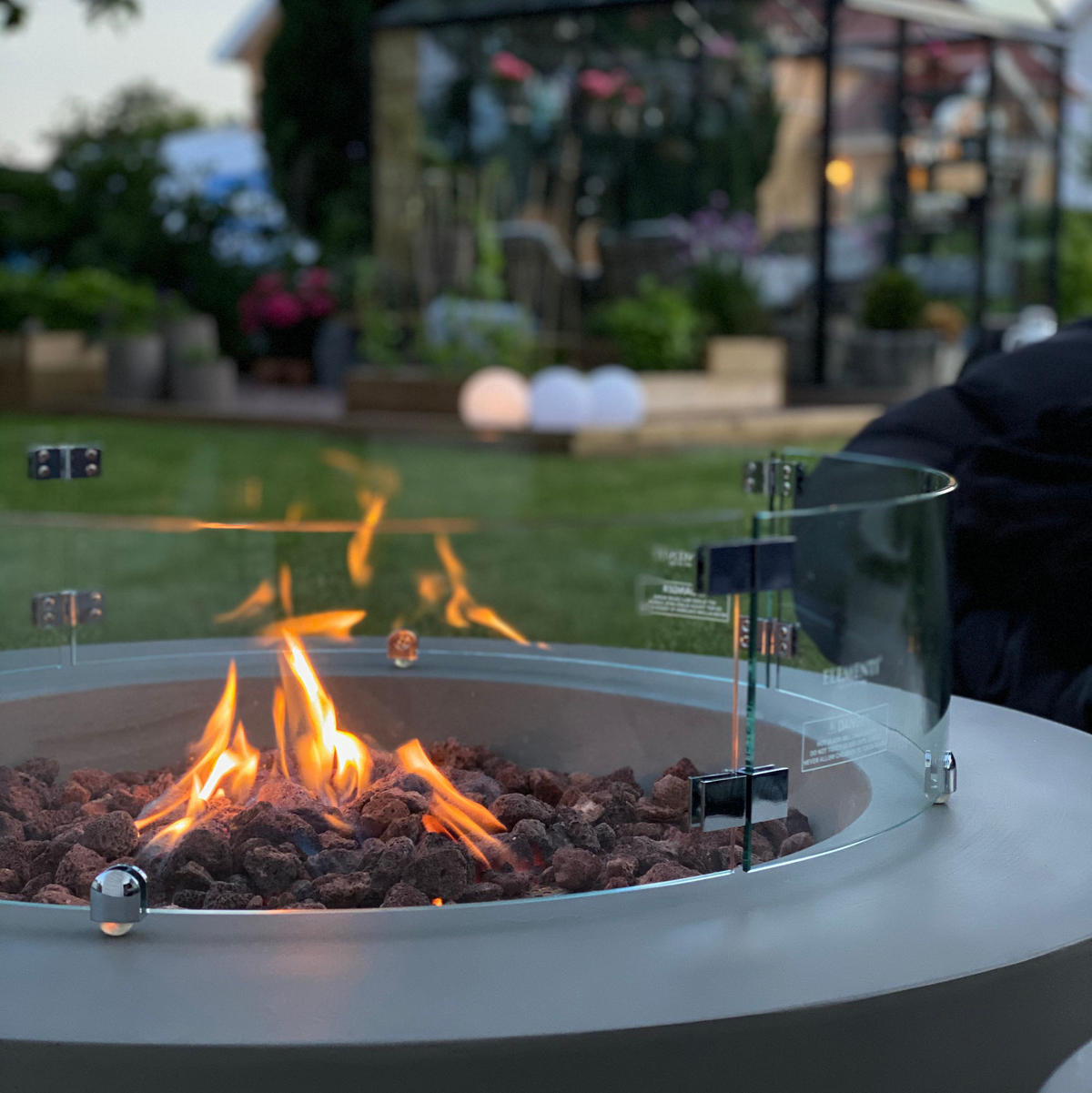 FEUERTISCH LUNAR BOWL Gasfeuerstelle aus GF-Beton 107/107/ 40cm - Hellgrau, Naturmaterialien (107/40/107cm) - Elementi